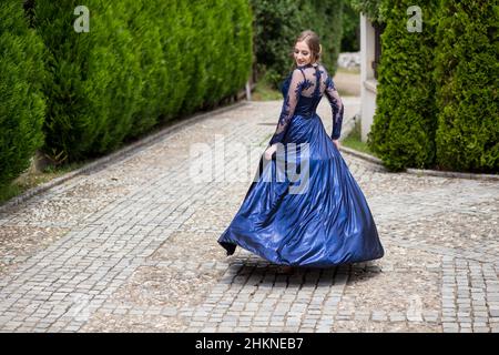 Bella ragazza in elegante abito ultramarino. Pronto per la sua notte di Prom. Foto Stock