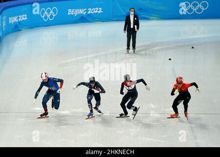 La Gran Bretagna Farrell Treacy (a sinistra) in azione durante il secondo caldo della pista corta uomo di 1000 metri Speed Skating il giorno uno dei Giochi Olimpici invernali di Pechino 2022 al Capital Indoor Stadium, Pechino, Cina. Data foto: Sabato 5 febbraio 2022. Foto Stock