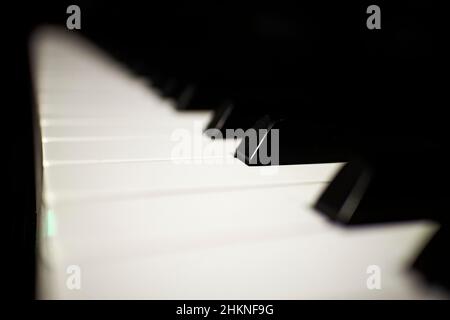 primo piano dei tasti in bianco e nero su una tastiera a piano Foto Stock