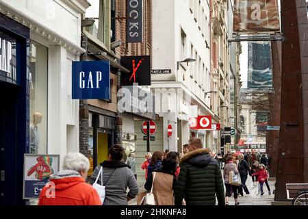 negozi sulla trafficata royal avenue belfast centro città zona commerciale irlanda del nord regno unito Foto Stock