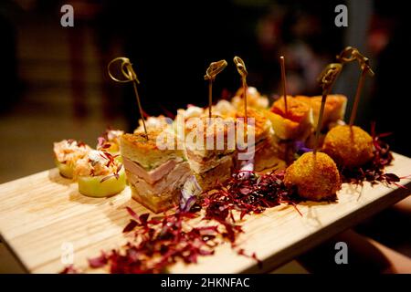 tartine e stuzzichini serviti in occasione di un evento aziendale nel regno unito Foto Stock