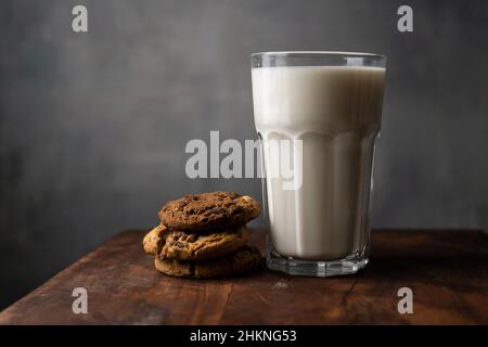 Un bicchiere di latte con biscotti al cioccolato Foto Stock