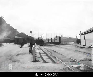 Arte ispirata a [Greymouth Railway Station], Muir & Moodie studio, studio fotografico, Nuova Zelanda, Greymouth stazione ferroviaria preso dal Hokitika fine della piattaforma principale. Sullo sfondo sinistro è recentemente arrivato un treno alla piattaforma Riverside e i passeggeri sbarcati, Classic opere modernizzate da Artotop con un tuffo di modernità. Forme, colore e valore, impatto visivo accattivante sulle emozioni artistiche attraverso la libertà delle opere d'arte in modo contemporaneo. Un messaggio senza tempo che persegue una nuova direzione selvaggiamente creativa. Artisti che si rivolgono al supporto digitale e creano l'NFT Artotop Foto Stock