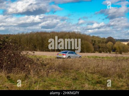 argento audi a4 berlina argento guida su una corsia di campagna Foto Stock