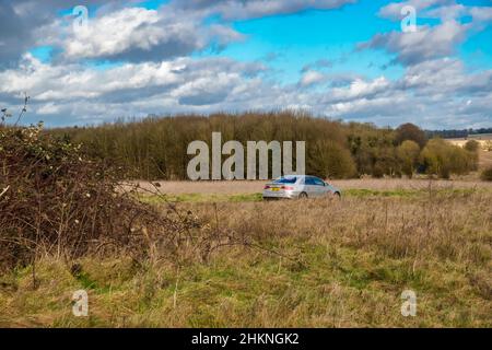 argento audi a4 berlina argento guida su una corsia di campagna Foto Stock