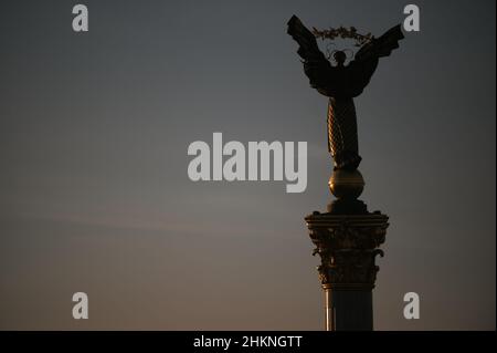 Il Monumento all'Indipendenza, la stazione della metropolitana, l'hotel e il centro commerciale sono punti di riferimento in Piazza Maidan Nezalezhnosti a Kiev, Ucraina. Foto Stock