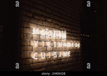 Un cartello al neon che fa pubblicità a un ristorante vietnamita a Kiev, Ucraina. Foto Stock