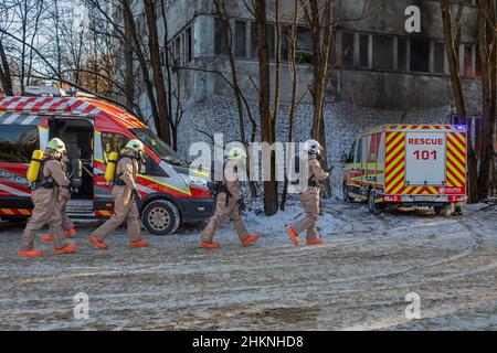 Chernobyl, Ucraina. 04th Feb 2022. Il 4 febbraio 2022, i soldati della Guardia Nazionale d'Ucraina esercitarono esercitazioni militari nei pressi di Chernobyl, Ucraina. I preparativi proseguono in Ucraina mentre le forze militari russe si mobilitano sul confine ucraino.(Photo by Michael Nigro/Sipa USA) Credit: Sipa USA/Alamy Live News Foto Stock