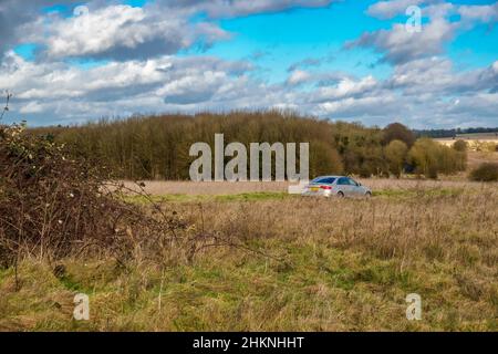 silver audi a4 berlina auto guida su una corsia di campagna Foto Stock