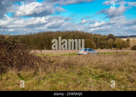 silver audi a4 berlina auto guida su una corsia di campagna Foto Stock