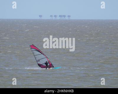 Sheerness, Kent, Regno Unito. 5th Feb 2022. UK Meteo: Una mattinata ventosa e soleggiata a Sheerness, Kent. Credit: James Bell/Alamy Live News Foto Stock