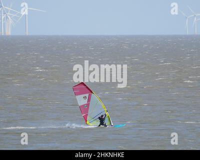 Sheerness, Kent, Regno Unito. 5th Feb 2022. UK Meteo: Una mattinata ventosa e soleggiata a Sheerness, Kent. Credit: James Bell/Alamy Live News Foto Stock