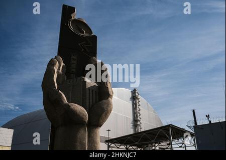 Il Memoriale ai Liquidatori si trova vicino al nuovo confinamento sicuro presso la centrale nucleare di Cernobyl, il sito di un disastro nucleare nel 1986. Foto Stock