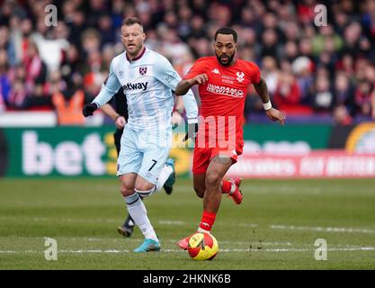 Andriy Yarmolenko (a sinistra) e Ashley Hemmings di Kidderminster Harriers combattono per la palla durante la quarta partita di Emirates fa Cup all'Aggborough Stadium di Kidderminster. Data foto: Sabato 5 febbraio 2022. Foto Stock