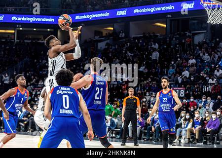 Istanbul, Turchia. 04th Feb 2022. Kostas Antetokounmpo (No.37) di LDLC Asvel Villeurbanne in azione durante il round 25 della stagione regolare 2021/2022 Turkish Airlines Eurolega presso la Sinan Erdem Sports Arena. Punteggio finale; Anadolu Efes Istanbul 78:72 LDLC Asvel Villeurbanne. (Foto di Nicholas Muller/SOPA Images/Sipa USA) Credit: Sipa USA/Alamy Live News Foto Stock