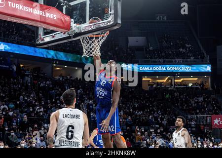 Istanbul, Turchia. 04th Feb 2022. Byrant Dunston (No.42) di Anadolu Efes Istanbul in azione durante il round 25 della stagione regolare Eurolega Turkish Airlines 2021/2022 alla Sinan Erdem Sports Arena. Punteggio finale; Anadolu Efes Istanbul 78:72 LDLC Asvel Villeurbanne. (Foto di Nicholas Muller/SOPA Images/Sipa USA) Credit: Sipa USA/Alamy Live News Foto Stock