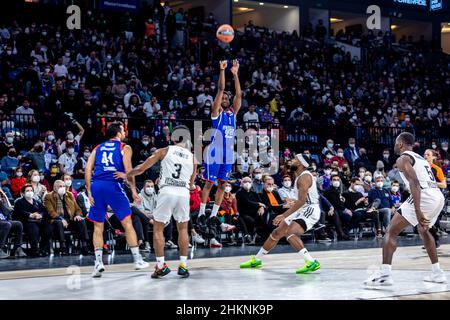 Istanbul, Turchia. 04th Feb 2022. Rodrigue Beaubois (No.1) di Anadolu Efes Istanbul in azione durante il round 25 della stagione regolare Eurolega Turkish Airlines 2021/2022 alla Sinan Erdem Sports Arena. Punteggio finale; Anadolu Efes Istanbul 78:72 LDLC Asvel Villeurbanne. (Foto di Nicholas Muller/SOPA Images/Sipa USA) Credit: Sipa USA/Alamy Live News Foto Stock