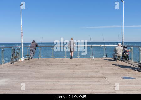 Zelenogradsk, Russia - 11 maggio 2021: I pescatori si affacciano sul mar baltico nella soleggiata primavera Foto Stock