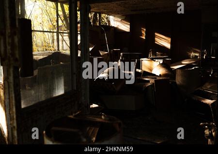 Gli edifici e i negozi abbandonati di appartamenti a Pripyat, in Ucraina, contengono ancora merci e reliquie anni dopo il disastro nucleare di Chernobyl. Foto Stock