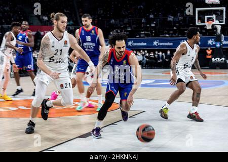 Istanbul, Turchia. 04th Feb 2022. Shane Larkin (R) di Anadolu Efes Istanbul e Dylan Osetkowski (L) DI LDLC Asvel Villeurbanne in azione durante il round 25 della stagione regolare Eurolega 2021/2022 della Turkish Airlines presso la Sinan Erdem Sports Arena. Punteggio finale; Anadolu Efes Istanbul 78:72 LDLC Asvel Villeurbanne. Credit: SOPA Images Limited/Alamy Live News Foto Stock