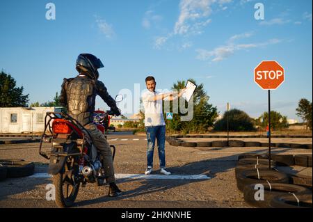 Studente e istruttore maschio, test sul motordrome Foto Stock