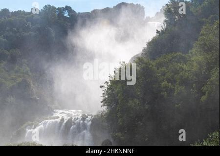 Splendida vista sulle Cascate delle Marmore, cascata artificiale in Umbria la più alta d'Europa Foto Stock
