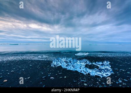 Blocco di ghiaccio a Diamond Beach, Höfn, Sudurland, Islanda Foto Stock