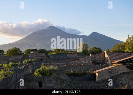 Vista panoramica su pompei con il Vesuvio sullo sfondo Foto Stock