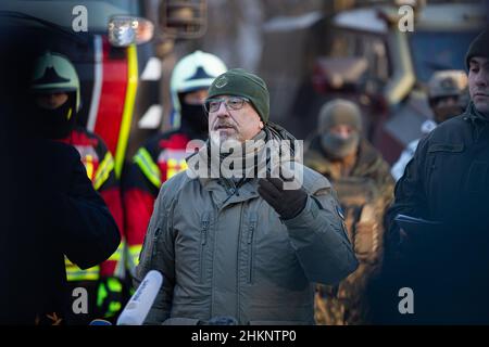 Chernobyl, Ucraina. 04th Feb 2022. I soldati della Guardia Nazionale dell'Ucraina praticavano esercitazioni militari nei pressi di Chernobyl, Ucraina. I preparativi proseguono in Ucraina mentre le forze militari russe si mobilitano al confine ucraino. (Foto di Michael Nigro/Pacific Press) Credit: Pacific Press Media Production Corp./Alamy Live News Foto Stock