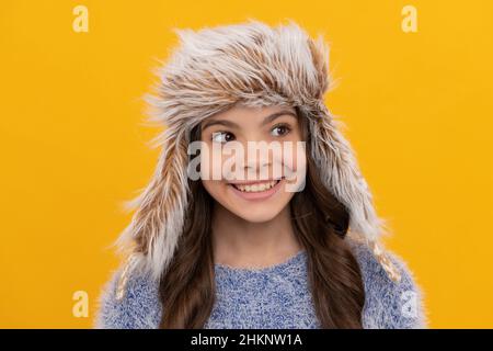 faccia del bambino che indossa abiti caldi. esprimere emozione positiva. moda invernale. Foto Stock