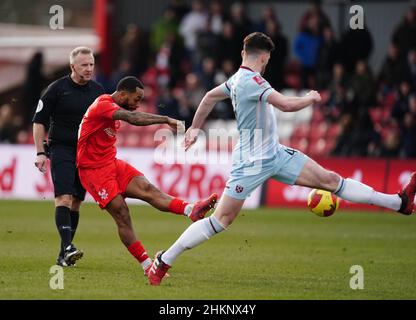 L'Ashley Hemmings di Kidderminster Harriers (a sinistra) ha un colpo in gol durante la quarta partita della Emirates fa Cup all'Aggborough Stadium di Kidderminster. Data foto: Sabato 5 febbraio 2022. Foto Stock