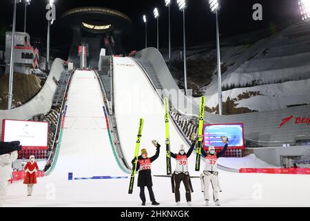 Zhangjiakou, Cina. 05th Feb 2022. Olimpiadi, salto con gli sci, collina normale, donne al National Ski Jumping Center. Secondo posto Katharina Althaus di Germania, primo posto Ursa Bogataj di Slovenia e terzo posto Nika Kriznar (l-r) di Slovenia celebrare dopo il salto. Althaus ha vinto la prima medaglia per la squadra tedesca alle Olimpiadi invernali in Cina. Ha finito secondo e ha assicurato l'argento. Credit: Daniel Karmann/dpa/Alamy Live News Foto Stock