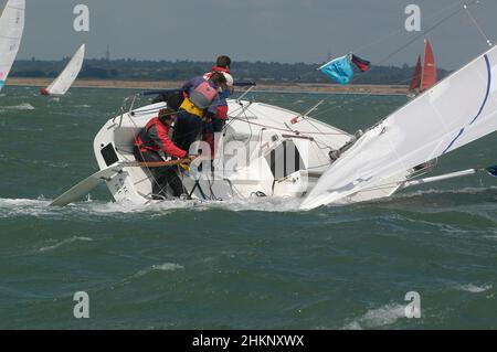 Sport barca brocciatura e prossimi capsize il 'Windy mercoledì' durante le corse a Cowes Week, Cowes, Isle of Wight, Hampshire, Inghilterra, Regno Unito Foto Stock