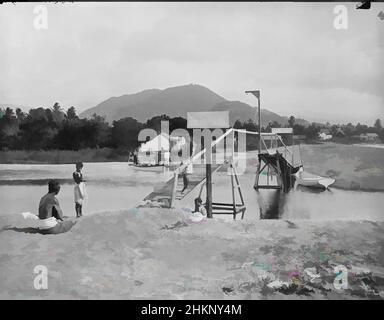 Arte ispirata da Toll Bridge, Apia, Samoa, Burton Brothers studio, studio di fotografia, 21 luglio 1884, Nuova Zelanda, fotografia in bianco e nero, ponte di legno sul piccolo fiume. Un uomo Samoano si trova sulla rampa del ponte, un altro si trova a sinistra sulla riva e un altro si trova più a sinistra. In, opere classiche modernizzate da Artotop con un tuffo di modernità. Forme, colore e valore, impatto visivo accattivante sulle emozioni artistiche attraverso la libertà delle opere d'arte in modo contemporaneo. Un messaggio senza tempo che persegue una nuova direzione selvaggiamente creativa. Artisti che si rivolgono al supporto digitale e creano l'NFT Artotop Foto Stock