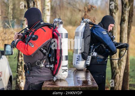 Hemmoor, Germania. 05th Feb 2022. I subacquei Thomas Manke (r) e Tammo Krüder si preparano per i loro 70 minuti di immersione nel lago di gesso. Credit: Mohssen Assanimoghaddam/dpa/Alamy Live News Foto Stock