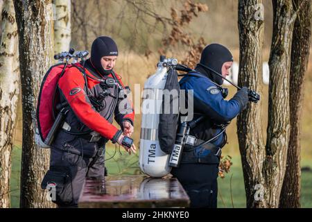 Hemmoor, Germania. 05th Feb 2022. I subacquei Thomas Manke (r) e Tammo Krüder si preparano per i loro 70 minuti di immersione nel lago di gesso. Credit: Mohssen Assanimoghaddam/dpa/Alamy Live News Foto Stock