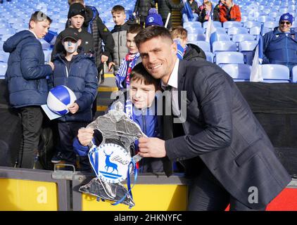 Il Gavan Holohan (a destra) di Hartlepool United si pone per una foto con un giovane fan prima della quarta partita della Emirates fa Cup al Selhurst Park, Londra. Data foto: Sabato 5 febbraio 2022. Foto Stock