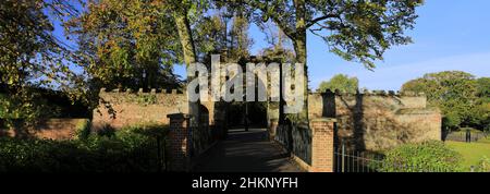 Il Guannock Gate e le mura della città, Vancouver Gardens, The Walks Park, King's Lynn, Norfolk, Inghilterra Foto Stock