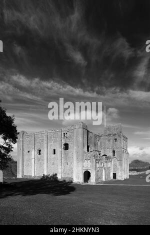 Vista estiva delle rovine di Castle Rising Castle, Castle Rising village, North Norfolk, Inghilterra, Regno Unito Foto Stock