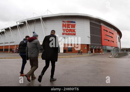 I tifosi arrivano prima della partita della Sky Bet League One all'AESSEAL New York Stadium di Rotherham. Data foto: Sabato 5 febbraio 2022. Foto Stock