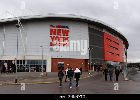 I tifosi arrivano prima della partita della Sky Bet League One all'AESSEAL New York Stadium di Rotherham. Data foto: Sabato 5 febbraio 2022. Foto Stock