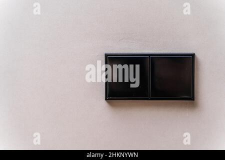 L'elegante luce nera si accende alle pareti in una camera ristrutturata di recente. Foto Stock