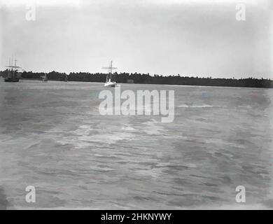 Arte ispirata a [Apia from Harbour (relitto di Solide)], studio Burton Brothers, studio fotografico, 1884, Nuova Zelanda, Fotografia in bianco e nero, secondo piatto di panorama a sei piastre. Mare con bassa isola in background. Navi all'ancora. Due navi con alberi, una al centro l'altra far, opere classiche modernizzate da Artotop con un tuffo di modernità. Forme, colore e valore, impatto visivo accattivante sulle emozioni artistiche attraverso la libertà delle opere d'arte in modo contemporaneo. Un messaggio senza tempo che persegue una nuova direzione selvaggiamente creativa. Artisti che si rivolgono al supporto digitale e creano l'NFT Artotop Foto Stock