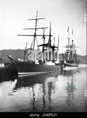 Arte ispirata da Railway Wharf, Wellington, studio Burton Brothers, studio fotografico, 1880s, Dunedin, fotografia in bianco e nero, due navi ormeggiate dal molo, la prima nave è l'Hinemoa, opere classiche modernizzate da Artotop con un tuffo di modernità. Forme, colore e valore, impatto visivo accattivante sulle emozioni artistiche attraverso la libertà delle opere d'arte in modo contemporaneo. Un messaggio senza tempo che persegue una nuova direzione selvaggiamente creativa. Artisti che si rivolgono al supporto digitale e creano l'NFT Artotop Foto Stock