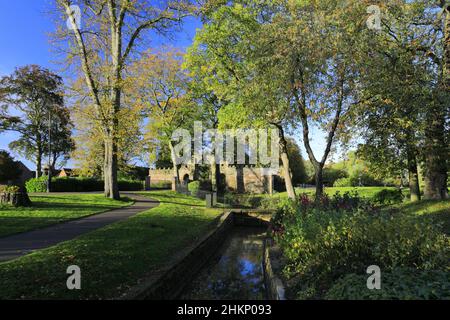 Il Guannock Gate e le mura della città, Vancouver Gardens, The Walks Park, King's Lynn, Norfolk, Inghilterra Foto Stock