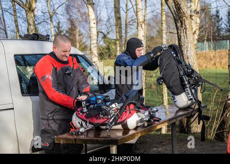 Hemmoor, Germania. 05th Feb 2022. I subacquei Thomas Manke (r) e Tammo Krüder si preparano per i loro 70 minuti di immersione nel lago di gesso. Credit: Mohssen Assanimoghaddam/dpa/Alamy Live News Foto Stock