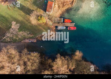 Hemmoor, Germania. 05th Feb 2022. Il lago di gesso, che è visitato dai subacquei in tutte le stagioni (vista aerea con un drone). Credit: Mohssen Assanimoghaddam/dpa/Alamy Live News Foto Stock