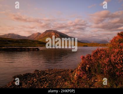 Vista mozzafiato sul lago di montagna di Derryclare al tramonto Foto Stock