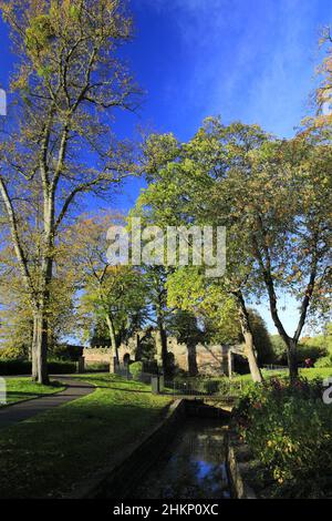 Il Guannock Gate e le mura della città, Vancouver Gardens, The Walks Park, King's Lynn, Norfolk, Inghilterra Foto Stock