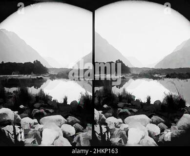 Arte ispirata da [Head of Milford Sound], studio Burton Brothers, studio fotografico, 1888, Nuova Zelanda, Fotografia in bianco e nero, opere classiche modernizzate da Artotop con un tocco di modernità. Forme, colore e valore, impatto visivo accattivante sulle emozioni artistiche attraverso la libertà delle opere d'arte in modo contemporaneo. Un messaggio senza tempo che persegue una nuova direzione selvaggiamente creativa. Artisti che si rivolgono al supporto digitale e creano l'NFT Artotop Foto Stock